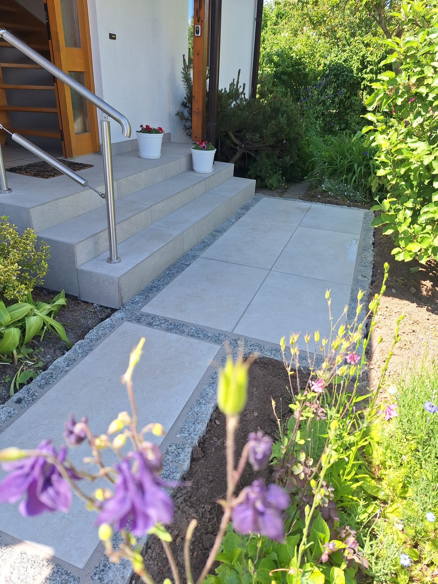 Eingangspodest mit Treppe und Plattenweg