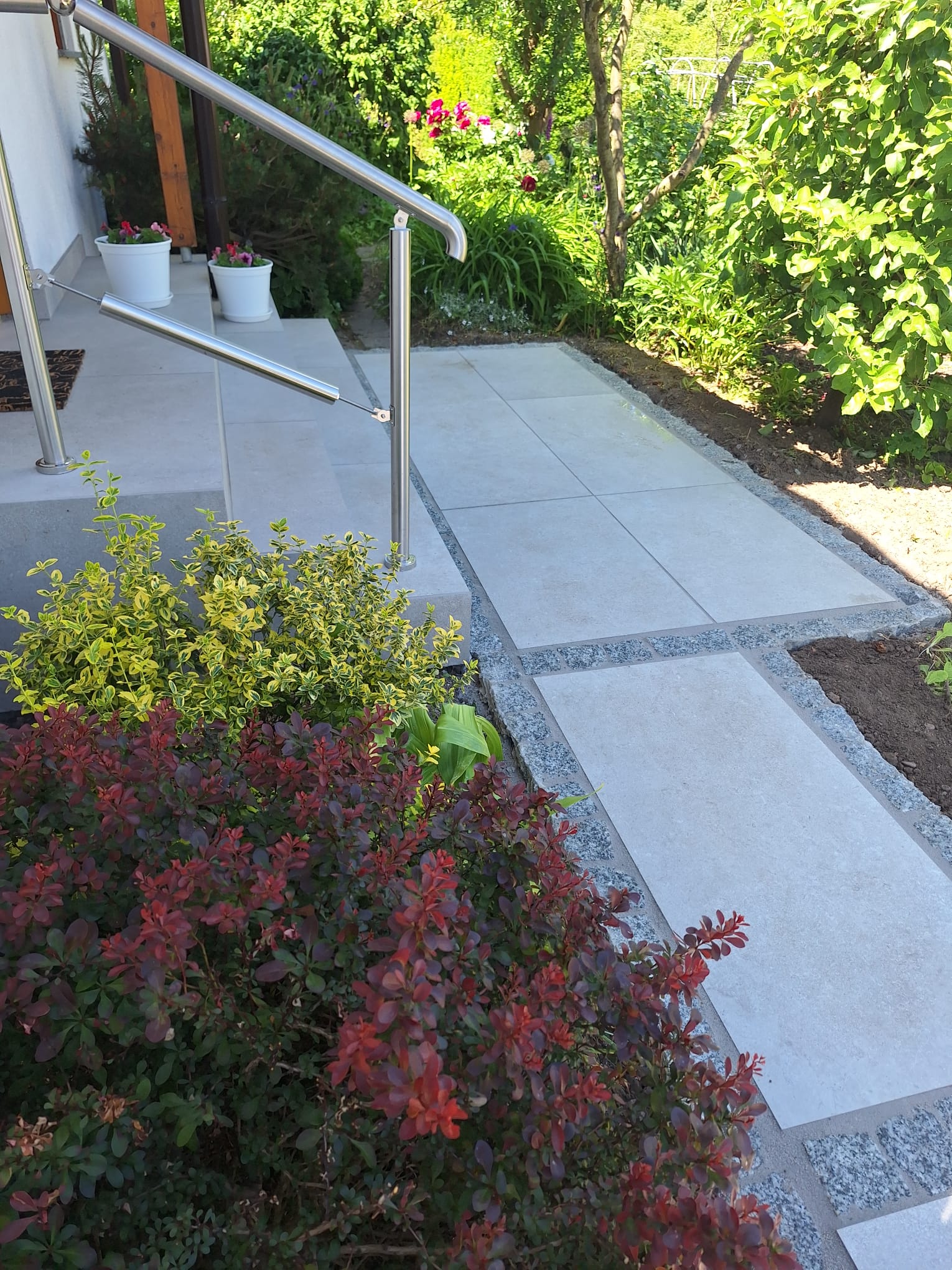 Terrassenfläche mit großformatigen Platten