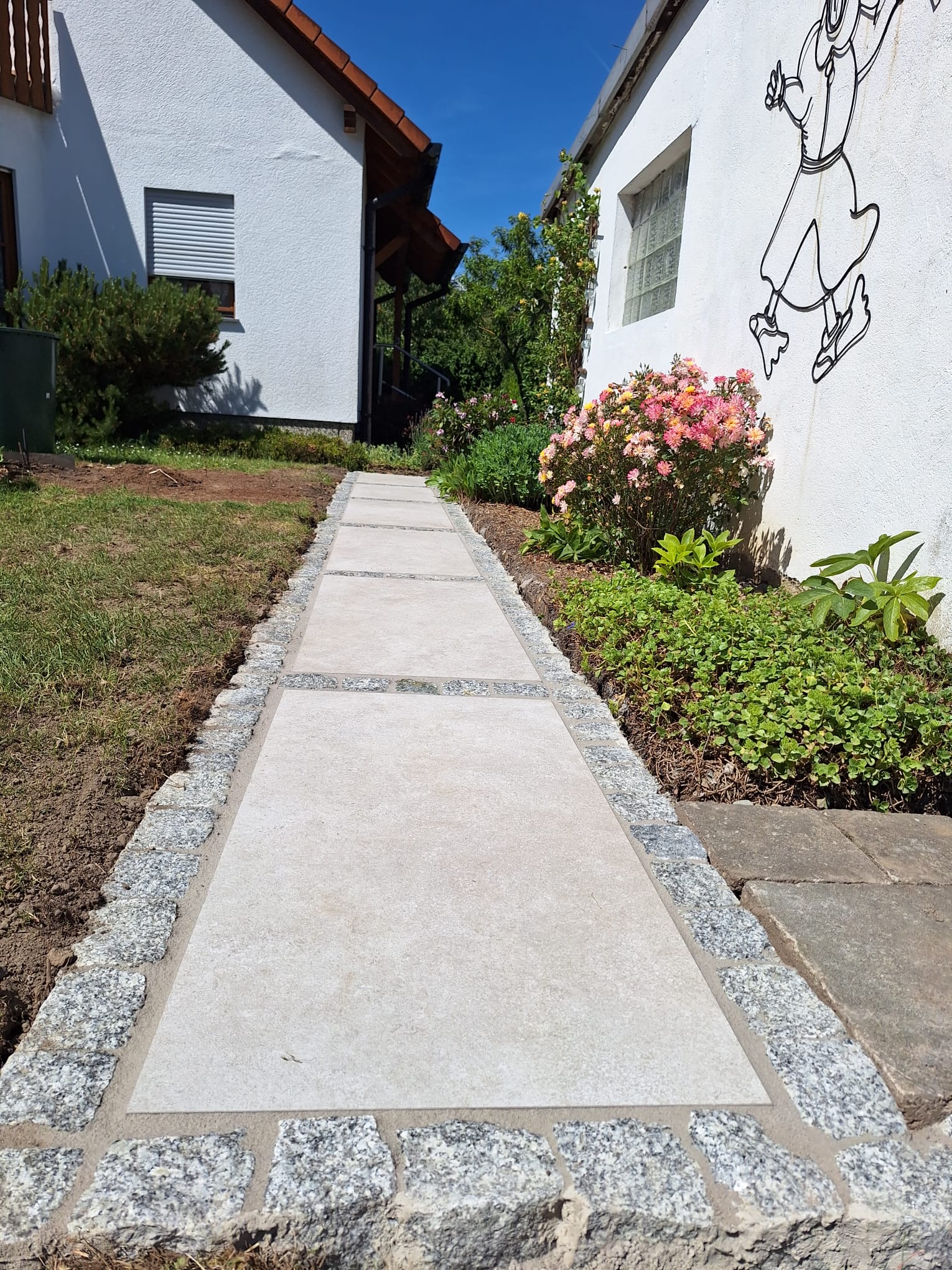 Frisch verlegter Weg entlang der Hauswand